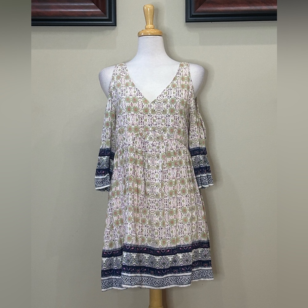 entro Cream and Navy Cold-Shoulder V-Neck Dress